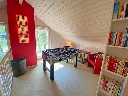 lichtdurchflutete Galerie mit Tisch - Kicker für gesellige „Fußballspiele“, Leseecke mit Sesseln 