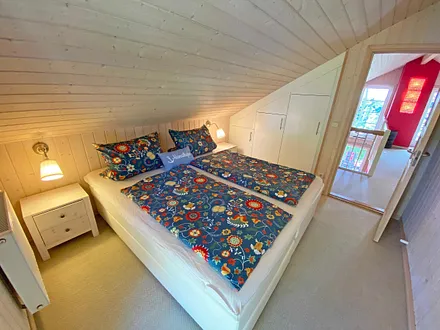 Schlafzimmer mit Boxspringbett (1,80 m x 2,00 m), Kleiderschränken, Ablagen mit Leseleuchten