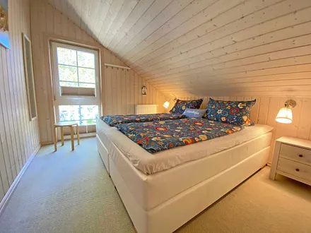 Schlafzimmer mit Boxspringbett (1,80 m x 2,00 m), Kleiderschränken, Ablagen mit Leseleuchten