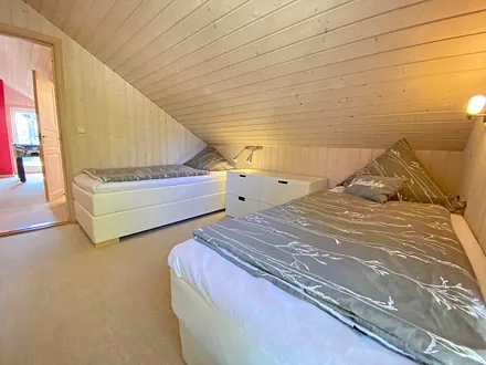 Schlafzimmer mit zwei Einzelbetten (0,90 m x 2,00 m), Kleiderschränken, Ablagen mit Leseleuchten