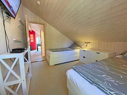 Schlafzimmer mit zwei Einzelbetten (0,90 m x 2,00 m), Kleiderschränken, Ablagen mit Leseleuchten