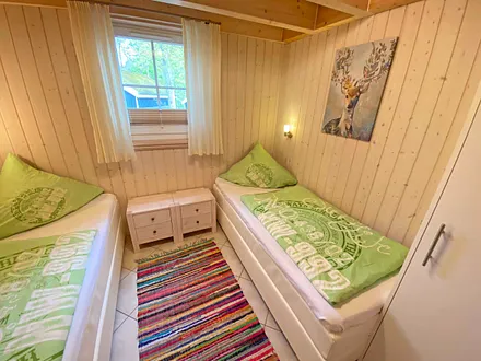 Schlafzimmer mit 2 Boxspringbetten (0,90 m x 2,00 m), Nachttischkonsolen, Leseleuchten und Kleiderschrank 