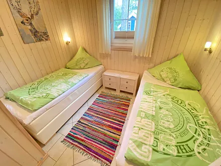 Schlafzimmer mit 2 Boxspringbetten (0,90 m x 2,00 m), Nachttischkonsolen, Leseleuchten und Kleiderschrank 