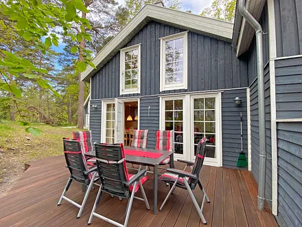 sonnige Terrasse (Süd/Ost) mit bequemen Terrassenmöbeln, zum Grillen können Sie den Elektrogrill nutzen