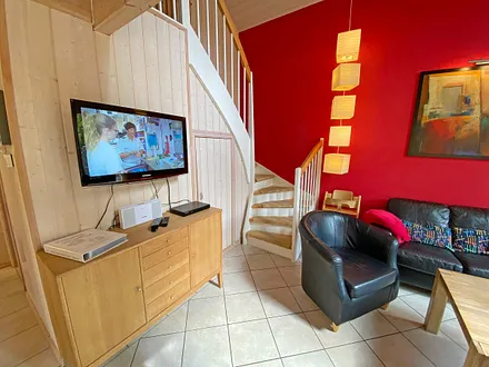 kombinierter Wohn-/Essbereich mit gemütlicher Ledercouchecke, 2 Sessel, Highboard mit Smart-TV, Blu-Ray-Player, Mini-Stereoanlage mit USB-Anschluss sowie ein Philips DAB Radio