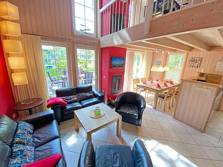 kombinierter Wohn-/Essbereich mit gemütlicher Ledercouchecke, 2 Sessel, Highboard mit Smart-TV, Blu-Ray-Player, Mini-Stereoanlage mit USB-Anschluss sowie ein Philips DAB Radio