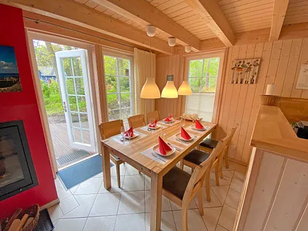 großer Esstisch bietet Platz für 6 Personen