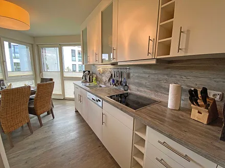 Einbauküche mit Cerankochfeld, Backofen, Kühlschrank mit Gefrierkombination, Mikrowelle, Toaster, Wasserkocher, Kaffeemaschine, SENSEO Pad Kaffeemaschine mit Thermoskanne, Eierkocher sowie verschieden