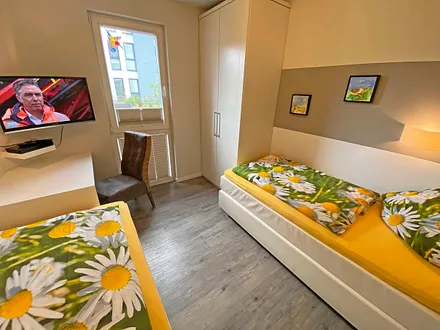 Schlafzimmer mit 2 Boxspringbetten (0,90 m x 2,00 m), Kleiderschrank, Schreibtisch mit Stuhl und TV 