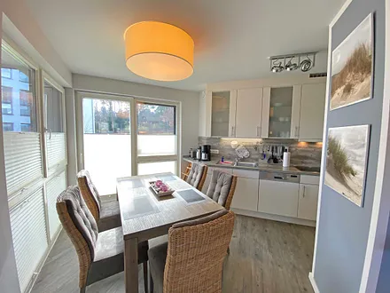 Essbereich mit großem Esstisch und gepolsterten Stühlen