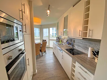 Einbauküche mit Cerankochfeld, Backofen, Kühlschrank mit Gefrierkombination, Mikrowelle, Toaster, Wasserkocher, Kaffeemaschine, SENSEO Pad Kaffeemaschine mit Thermoskanne & Eierkocher 