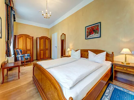 Schlafzimmer mit Doppelbett