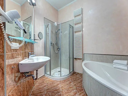 Bad mit Dusche/Eckbadewanne, WC und Föhn