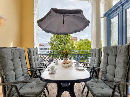 möblierte Loggia mit Sonnenschirm