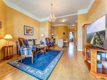 Wohnbereich mit Flat-TV