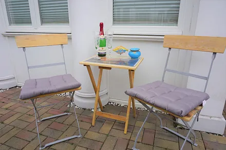 kleine Sitzgelegenheit vor der Villa Cornelia/ Usedom Glück