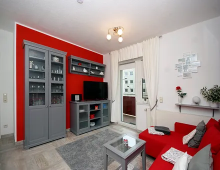 Couch und Zugang zum Balkon