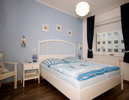 geräumiges Schlafzimmer mit Doppelbett