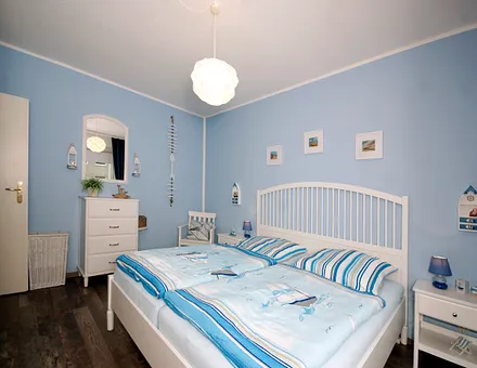 großer Kleiderschrank vorhanden