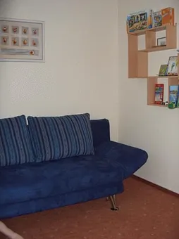 Das 2. Schlafzimmer mit einer Ausziehcouch 145x200 und Kleiderschrank 
