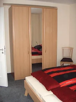 Das Schlafzimmer. Bei offener Tür ist vom rechten Bett aus das Meer zu sehen.  :-)