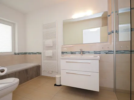 Bad mit Wanne & Dusche