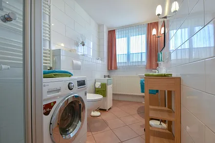 Bad mit Dusche und Waschmaschine