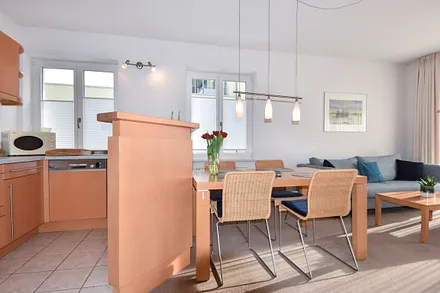 offene Küche mit separaten Esstisch