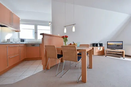 offene Küche mit separaten Esstisch