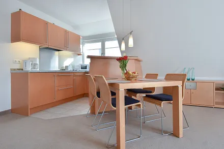 offene Küche mit Esstisch