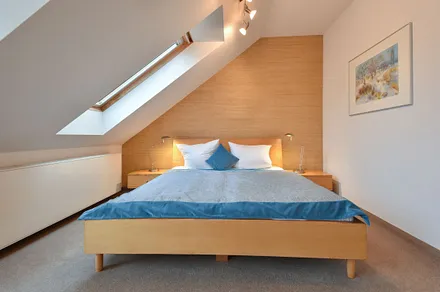 offener Schlafraum mit Doppelbett