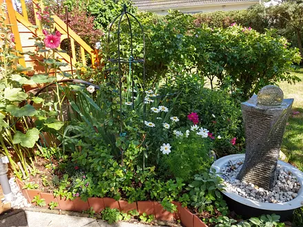 Gartenblick mit Springbrunnen