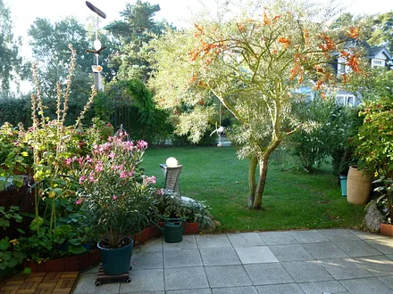 Terrasse im sommerlichen Morgenlicht