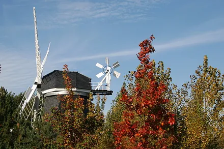 Die alte Holländermühle in der Mitte des Ferienparks
