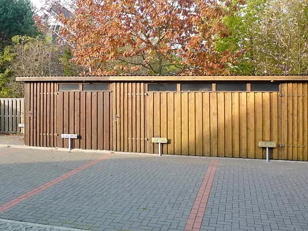 Fahrradschuppen mit Parkplatz davor (mittlerer Teil)