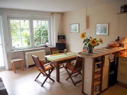 Essecke mit TV-Wagen (80 cm, beweglich) + Audio-Komponenten