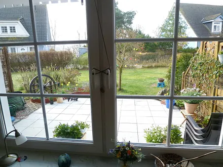 Blick zur Terrasse und zum Garten