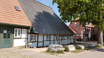 Weg zum Strand entlang verkehrsberuhigter Straße
