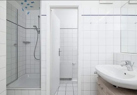 Badezimmer mit separatem WC, neu Vinylfußboden.(neues Foto folgt)