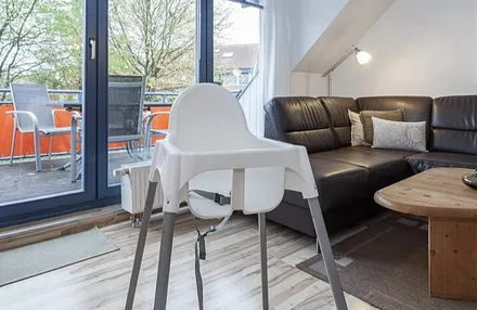 Kinderstuhl und Reisebett in der Wohnung kostenlos.