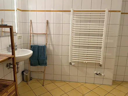 Badezimmer mit viel Platz & einer Waschmaschine
