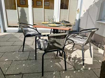 Separater Eingang mit Terrasse - Nachmittag- und Abendsonne