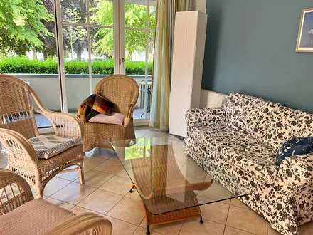 Wohnzimmer mit Balkon