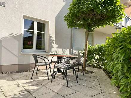 Gemütlicher Essplatz - Terrasse am separaten Eingang mit viel Platz