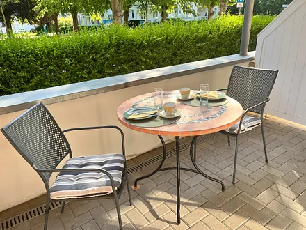 Balkon (Morgensonne) mit Blick zum Lindenpark