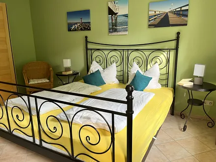 Großes Schlafzimmer - Bei Bedarf kann kostenfrei ein Kinderreisebett zur Verfügung gestellt werden. 