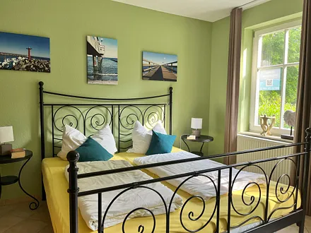 Großes Schlafzimmer mit Doppelbett & großem Kleiderschrank