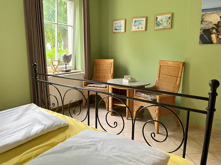 Großes Schlafzimmer mit gemütlicher Sitzecke