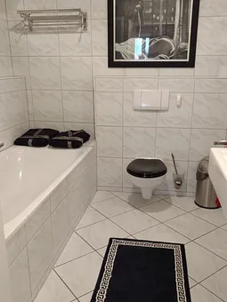 Badezimmer mit Badewanne und Dusche 