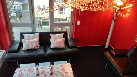 Blick von der Turmtreppe auf das Wohnzimmer 